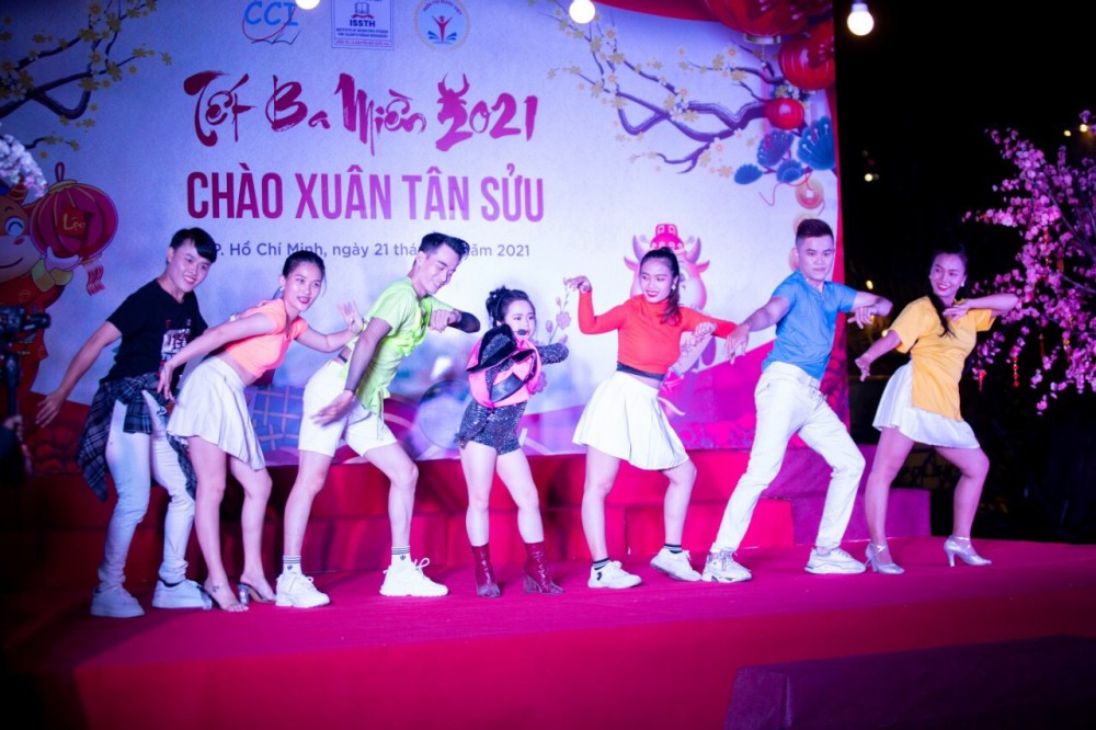 Siêu mẫu nhí Hoàng Vân khoe tài tại chương trình Tết Ba miền - chào Xuân Tân Sửu
