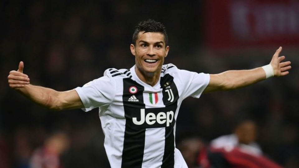 Bánh sinh nhật in hình cầu thủ Cristiano Ronaldo mạnh mẽ trên sân cỏ 6012   Bánh in ảnh