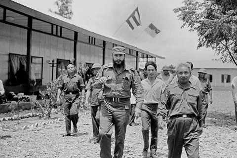 Năm 1973, Chủ tịch Cuba Fidel Castro, đã có chuyến thăm lịch sử tới Việt Nam giữa lúc cuộc đấu tranh thống nhất đất nước đang bước vào giai đoạn quyết liệt nhất và đã quyết định tặng Việt Nam 5 công trình kinh tế quan trọng gồm: Khách sạn Thắng Lợi (Hồ Tây, Hà Nội), Bệnh viện Việt Nam - CuBa tại Đồng Hới (Quảng Bình), trại bò Mộc Châu, trại gà Lương Mỹ và đường cao tốc Xuân Mai.