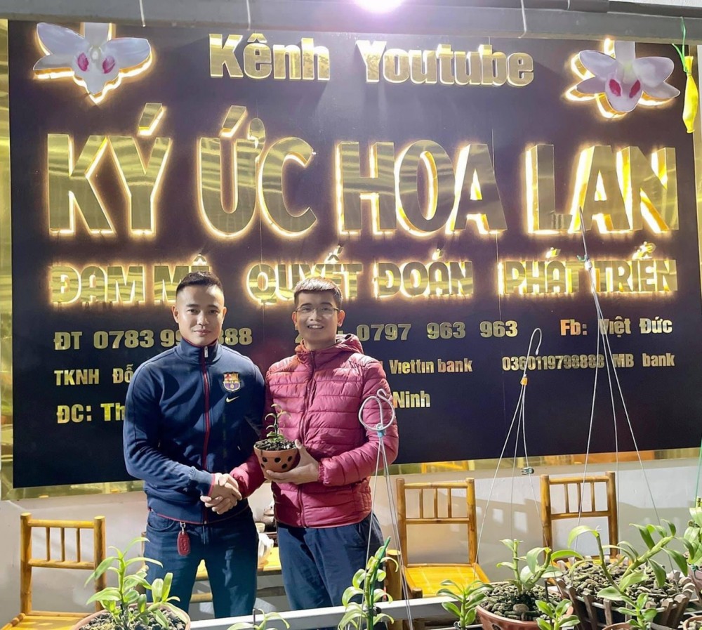 Nghệ nhân hoa lan Đỗ Việt Đức (bên trái).
