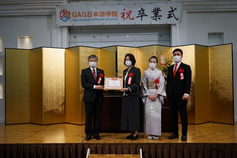 Ông Vũ Bình –Tổng lãnh sự Việt Nam tại Fukuoka đã trao giấy khen cho đại diện BGH Học viện Nhật ngữ GAG.