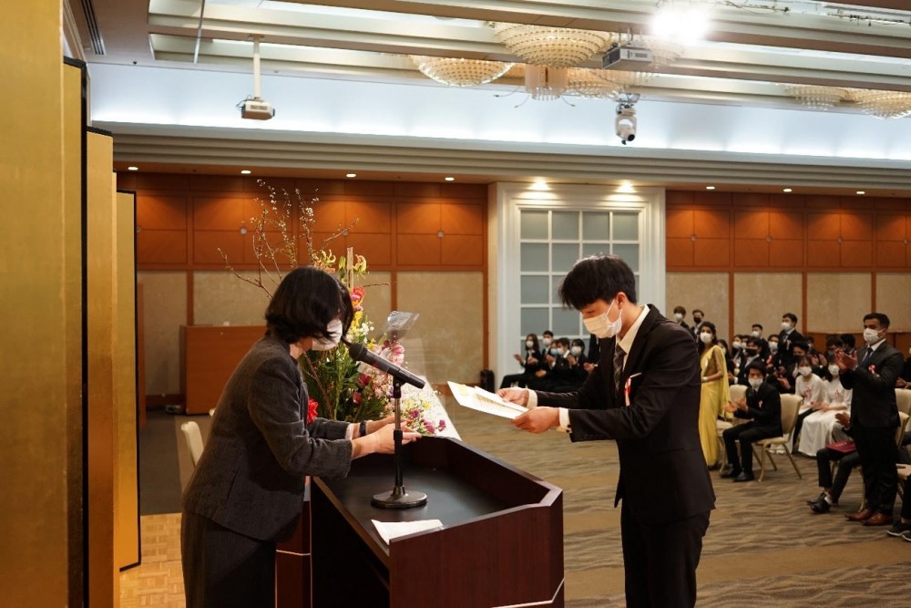 Bà Yamashita Yumi – Hiệu trưởng học viện Nhật ngữ GAG trao giấy khen và những phần quà cho những học sinh đạt thành tích học tập ưu tú.
