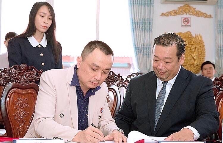 Ông Phan Liên (bên trái) - Chủ tịch Phan Hưng Group ký hợp tác chiến lược với ông Tomoyuki chủ tịch Hiệp hội doanh nghiệp Nhật - Việt