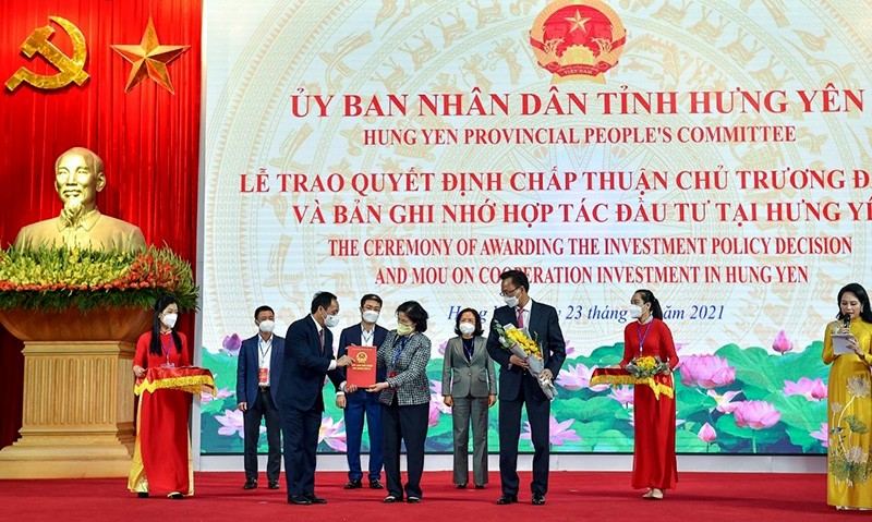 Bà Mai Kiều Liên đại diện nhận quyết định chấp thuận chủ trương đầu tư dự án Nhà máy sữa Hưng Yên.