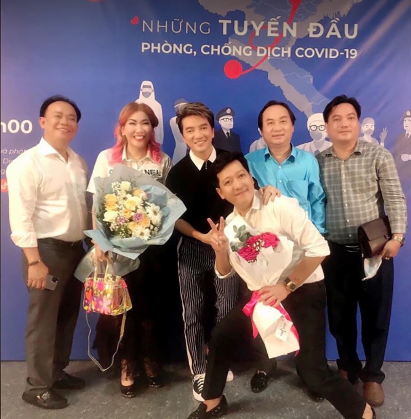 Lãnh đạo công ty Viva Life cùng các nghệ sĩ trong hoạt động phòng, chống dịch Covid-19.