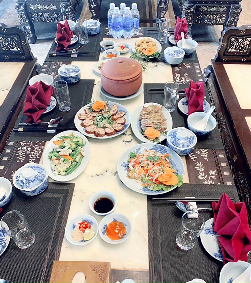 Mâm cơm chay gia đình do Nghệ nhân Tam Chúc thực hiện.
