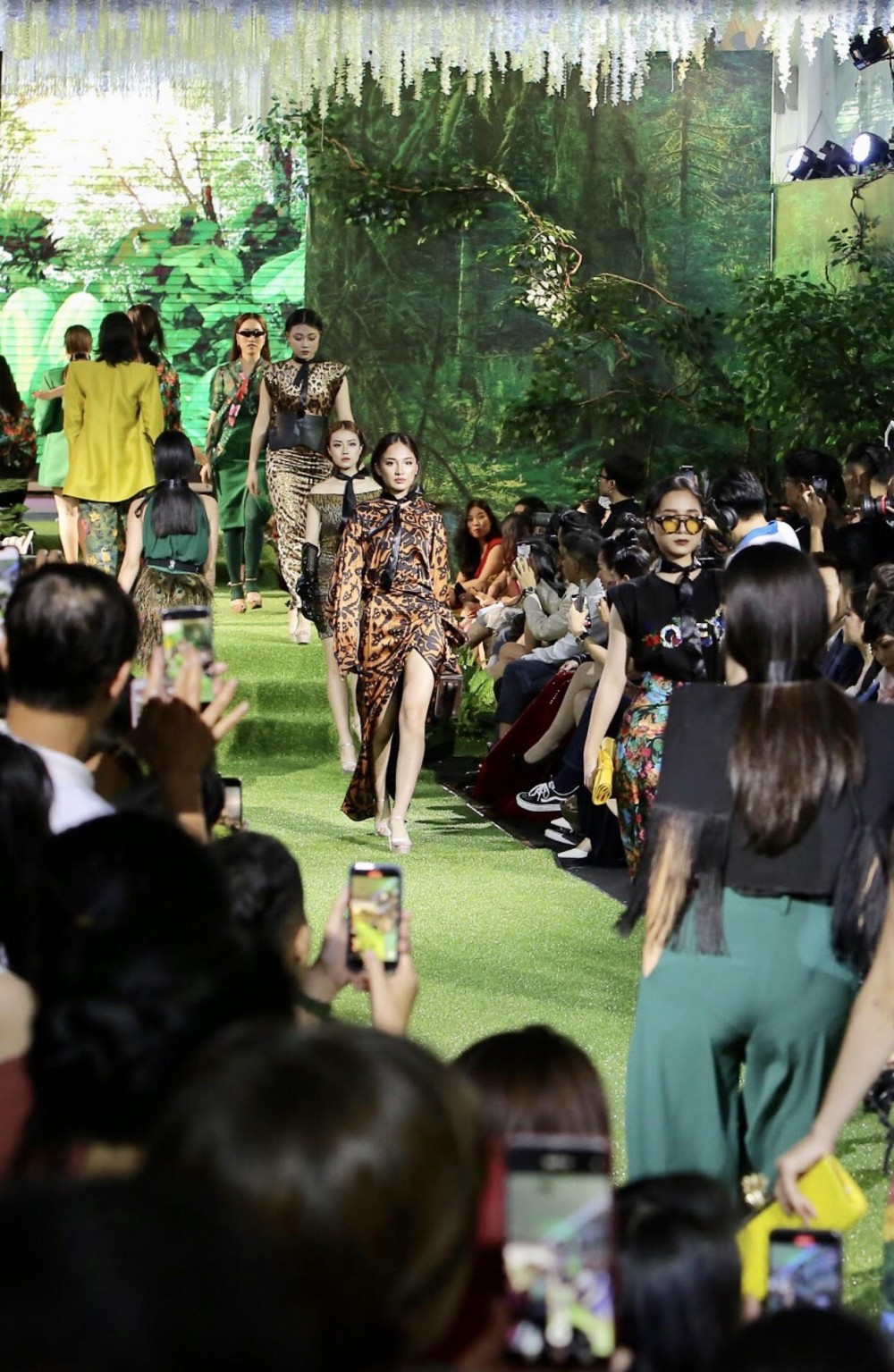 Fashion Runway Spring - Summer 2021: Rực rỡ, ý nghĩa và thành công