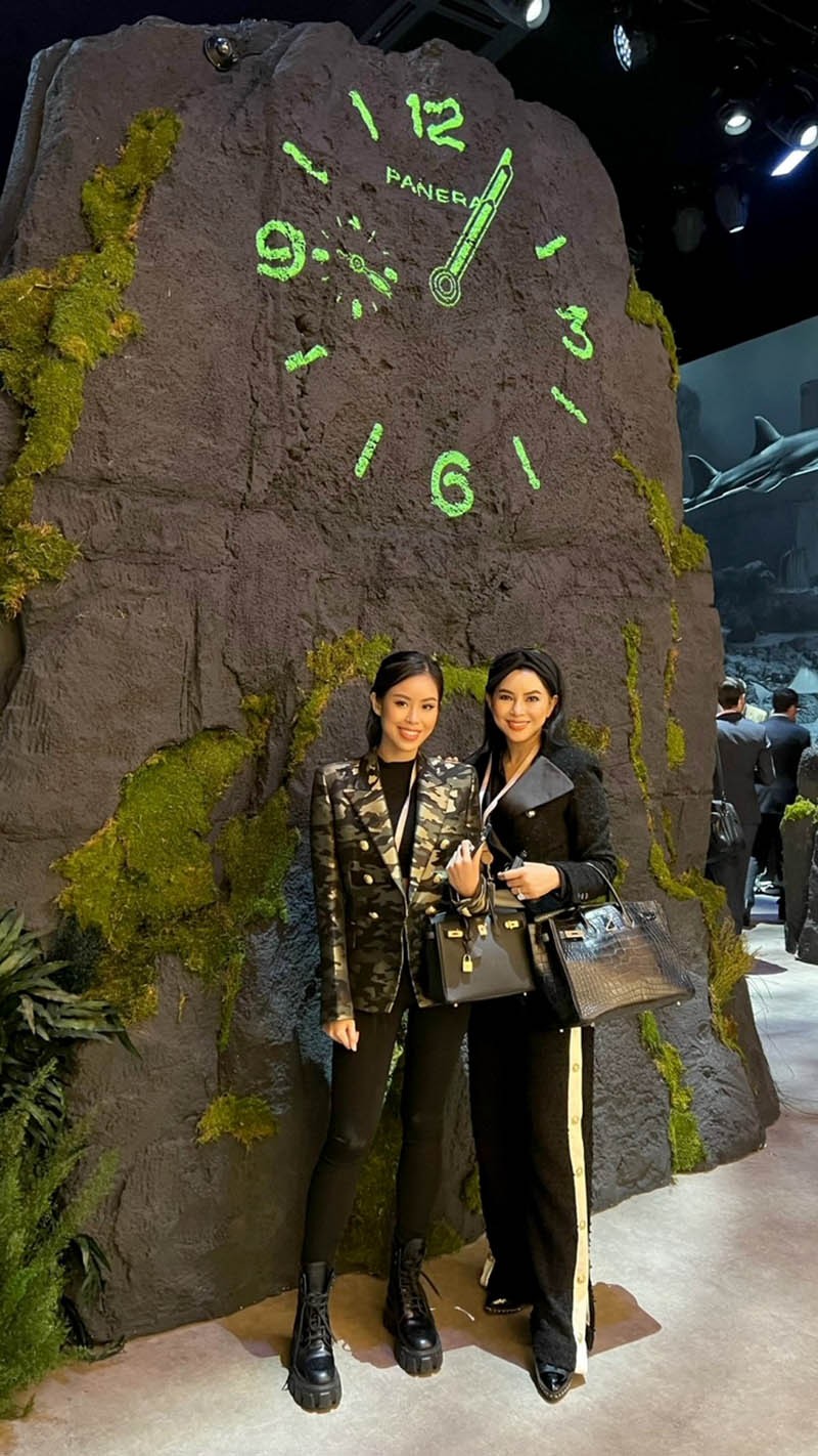 Tiên Nguyễn cùng mẹ dự show đồng hồ lớn nhất thế giới tại Thụy Sĩ