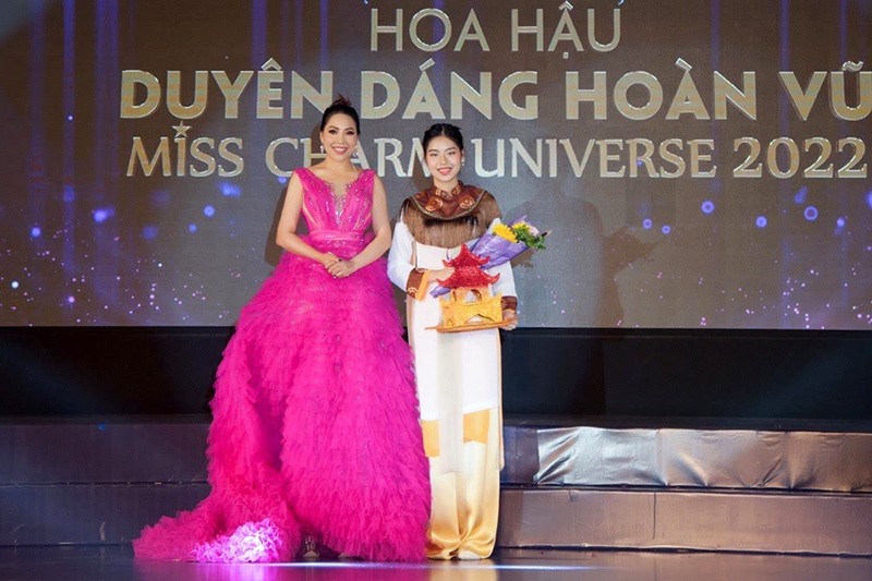 Trao hoa chúc mừng cho Miss Teen Nguyễn Ngọc Gia Hân.