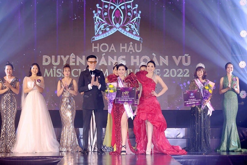 Trao giải thưởng Hoa hậu Trí tuệ cho thí sinh Nguyễn Như Hà.