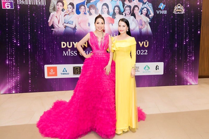 Hoa hậu Trí tuệ Nguyễn Thị Nhuần diện phong cách công chúa cùng nữ đạo diễn, MC nổi tiếng Trúc Thy tại thảm đỏ Hoa hậu Duyên dáng Hoàn vũ 2022