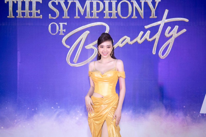 Dù đã kết hôn, Á hậu Thúy An tích cực tham gia các hoạt động của Sen Vàng. Nàng hậu không bỏ lỡ cơ hội tỏa sáng trên thảm đỏ Miss World Vietnam 2022 với chiếc đầm vàng nổi bần bật.