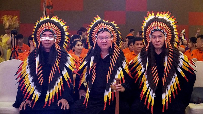 Ông Lê Bá Thông (ngoài cùng bên trái) cùng hai nhà sáng lập Trần Minh Tâm và Trần Khánh Trung của TTT trong đêm sinh nhật Công ty.