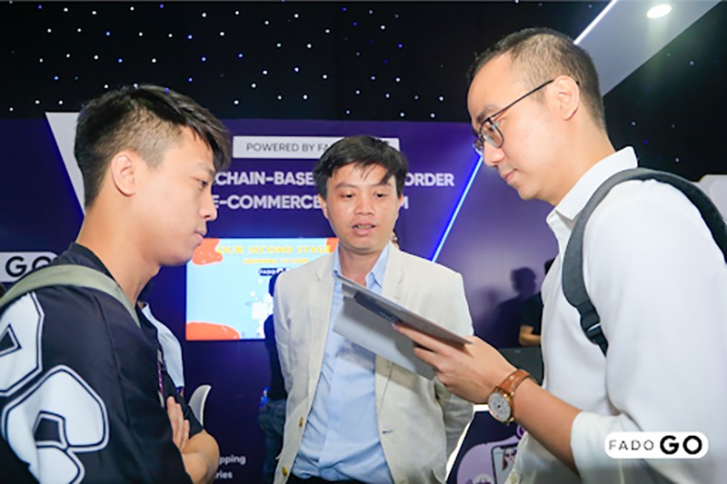 Ông Phạm Tấn Đạt - Tổng Giám đốc Fado Group (chính giữa) phổ biến về sản phẩm và dịch vụ khách hàng.