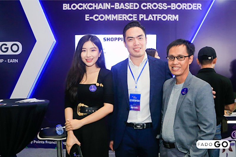 Ban lãnh đạo Fado chụp hình cùng Ông Huy Nguyễn CEO KardiaChain - Phó chủ tịch Hiệp hội Blockchain Việt Nam.