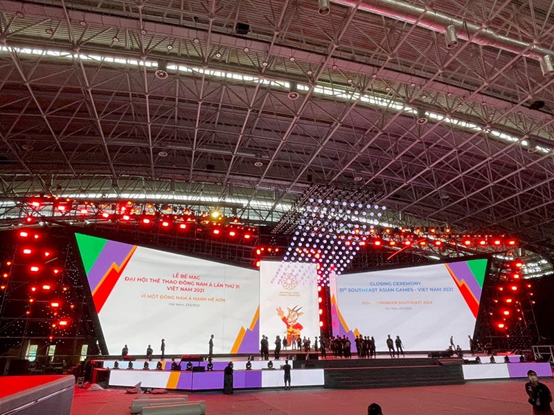 Sân khấu lễ Bế mạc SEA Games 31 tại Cung điền kinh.