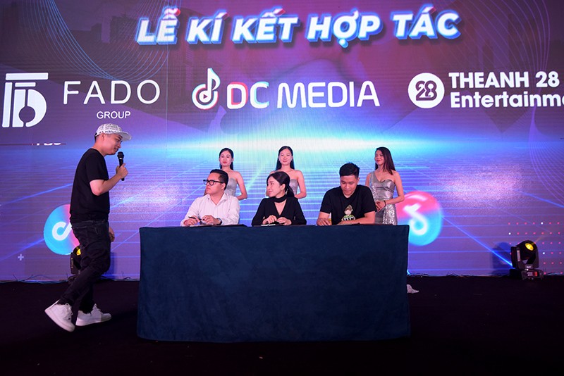Lễ ký kết hợp tác giữa ba bên Fado Group, DC Media và Theanh28.