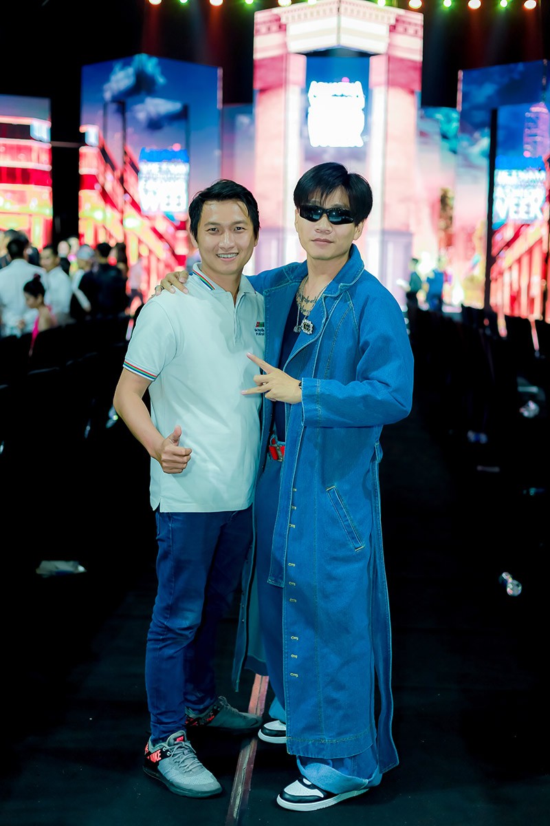  Lê Huy Chiến cùng với Wowy tham dự chương trình Aquafina Vietnam International Fashion Week.