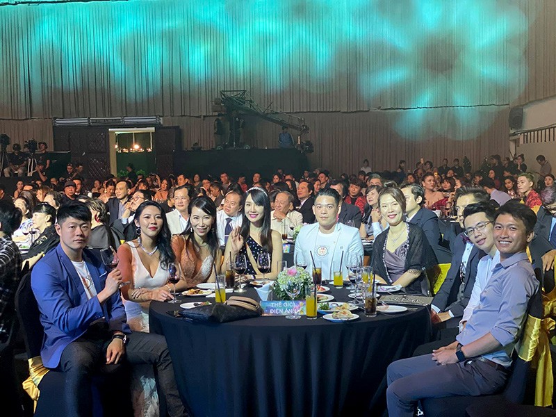  Lê Huy Chiến (góc phải) cùng với các đạo diễn và diên viên nước ngoài trong chương trình Ngôi sao xanh (Gương mặt điện ảnh).