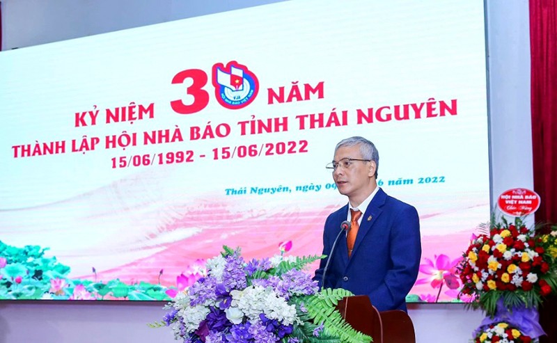 Nhà báo Nguyễn Bảo Lâm - Uỷ viên BCH Hội Nhà báo Việt Nam, chủ tịch Hội Nhà báo tỉnh Thái Nguyên đọc diễn văn nhân kỷ niệm 30 năm ngày thành lập.