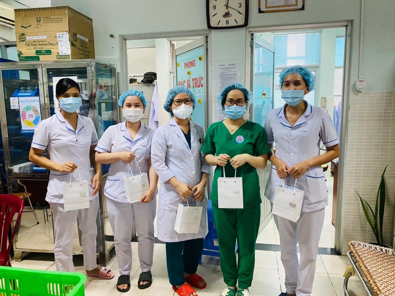 Doanh nhân Lê Thu Hằng (Người mặc áo đỏ ngoài cùng bên phải) phát quà tại khoa Ung Bướu – Bệnh viện Từ Dũ (TP HCM)