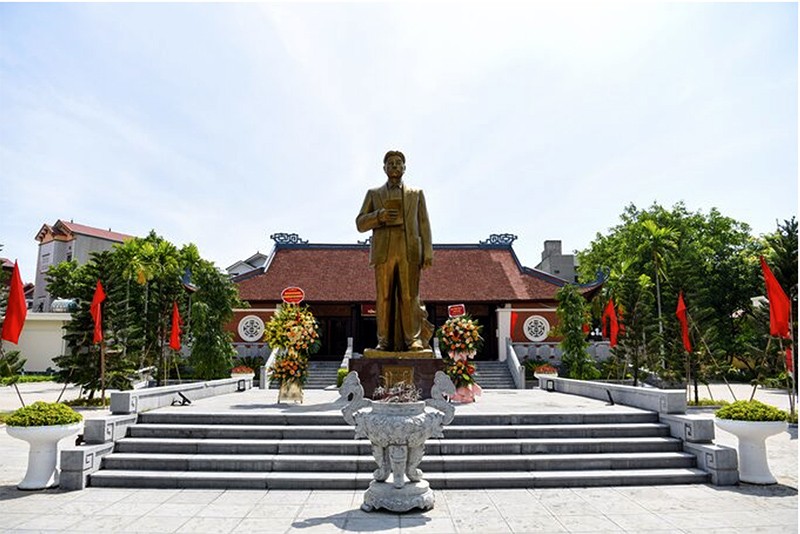 Tượng đài Tổng Bí thư Nguyễn văn Cừ được đúc bằng đồng tại tỉnh Bắc Ninh