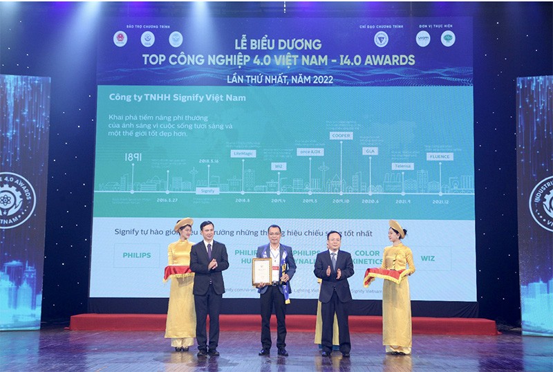 Ông Lê Quốc Thuận, Giám đốc công nghệ Signify Việt Nam nhận giải “Top doanh nghiệp công nghiệp 4.0 Việt Nam”.