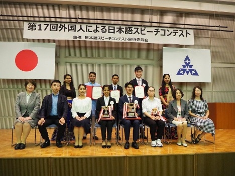 Bạn Nguyễn Thủy (thứ 3 từ phải qua) giành giải Nhất tại Cuộc thi Hùng biện của GAG và đạt giải B tại Cuộc thi Hùng biện tiếng Nhật do thành phố Fukuoka tổ chức.