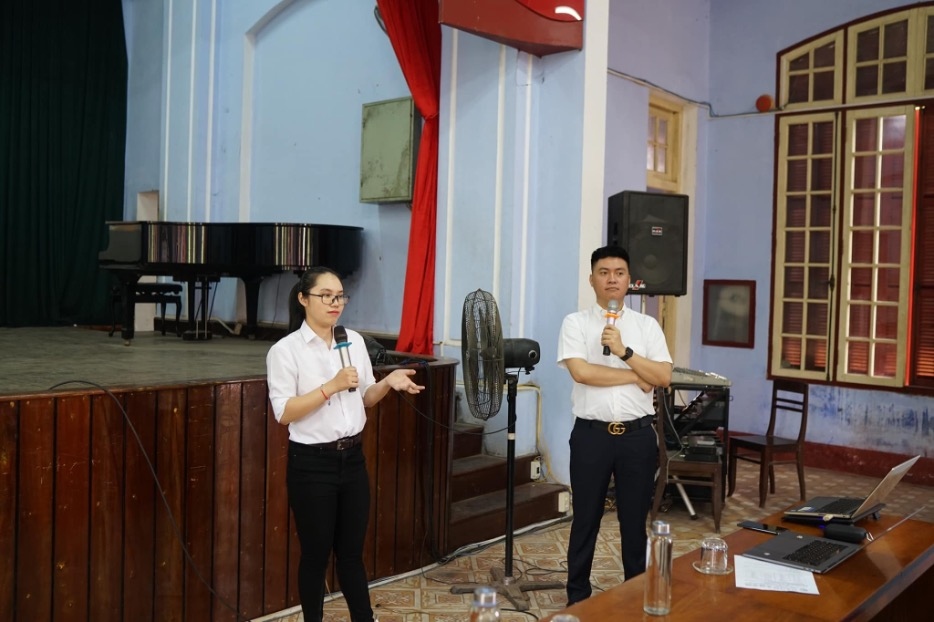 Nguyễn Thuỷ chia sẻ kinh nghiệm với các bạn học sinh tại THPT Chuyên QH Huế.