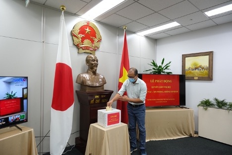 Ông Đỗ Phú Sơn – Chủ tịch Hội người Vtệt Nam tại tại Fukuoka quyên góp vào Quỹ vaccine phòng chống dịch Covid-19