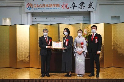  Ông Vũ Bình – Tổng lãnh sự quán Việt Nam tại Fukuoka trao 2 bằng khen cho cá nhân anh Nguyễn Duy Anh và tập thể Học viện tiếng Nhật GAG vì những đóng góp cho cộng đồng.