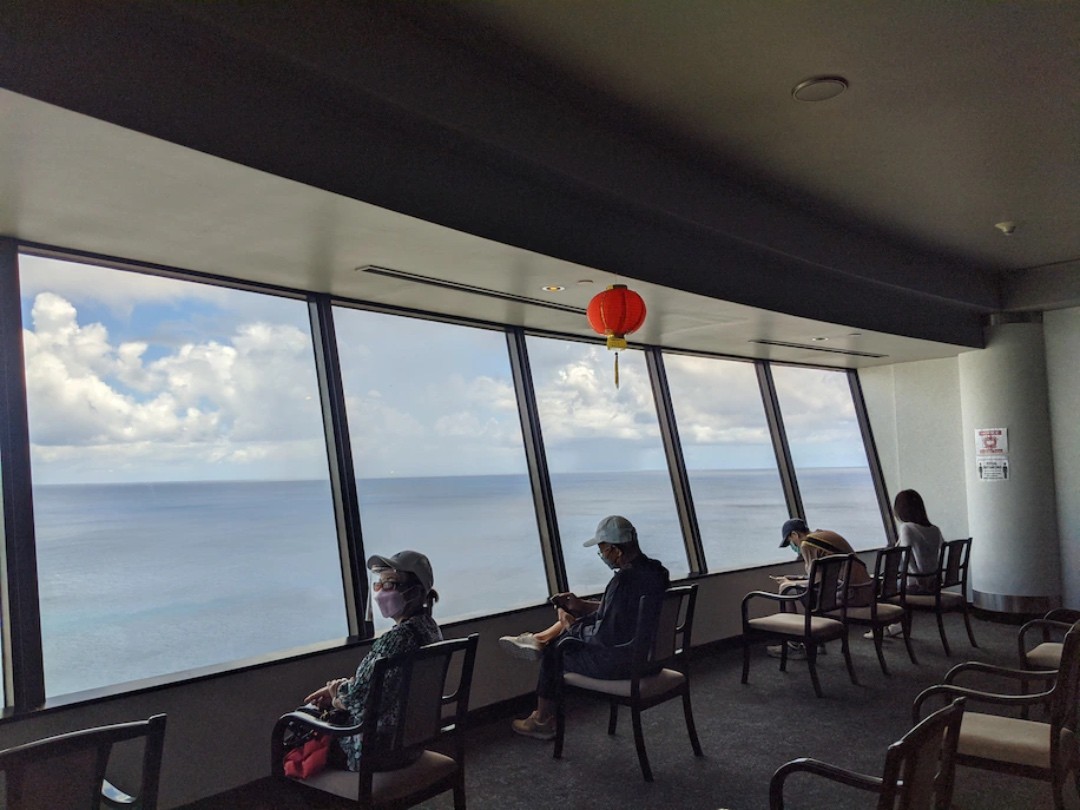 Một nhóm du lịch Đài Loan tại một điểm tiêm chủng tạm thời tại Khách sạn Nikko Guam, nơi đã có nhiều khách châu Á hơn kể từ khi chương trình AirV & V ra mắt vào tháng Bảy. (Lyric Li / The Washington Post)