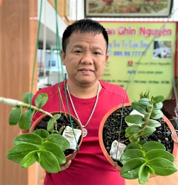 Tranh thủ khi thị trường trầm lắng, nghệ nhân Nguyễn Đăng Ghin đã sưu tầm được thêm nhiều giống lan mới