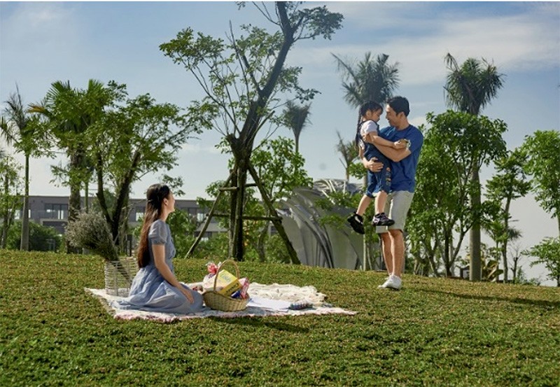 Những phút giây hạnh phúc của gia đình trong một buổi picnic tại đồi cỏ xanh mướt.