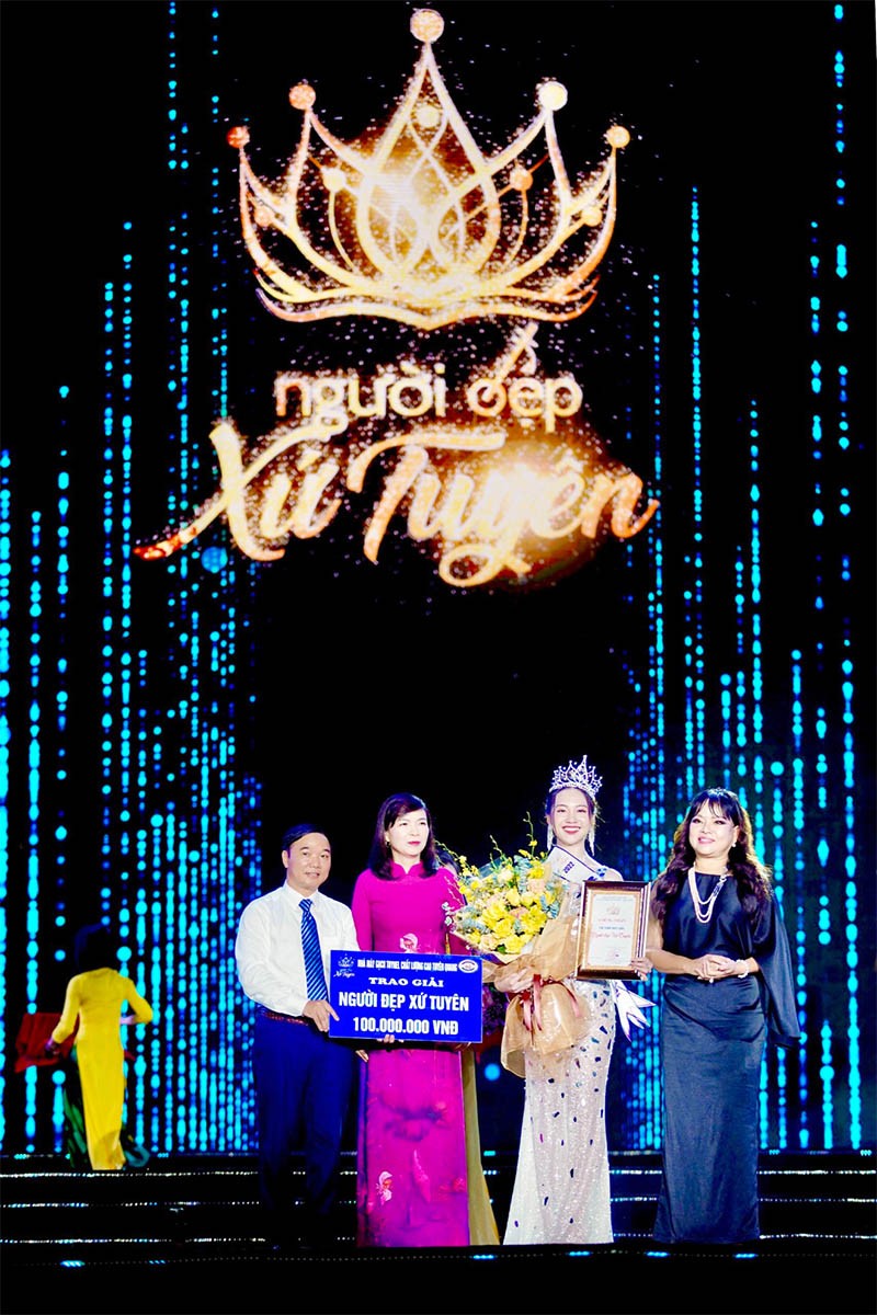Nghệ nhân Kim hoàn quốc gia Hồ Thanh Hương cùng chụp ảnh lưu niệm với lãnh đạo và thí sinh đăng quang.