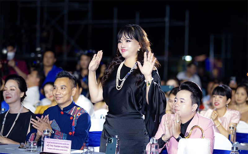 Nghệ nhân kim hoàn quốc gia Hồ Thanh Hương rạng ngời trong đêm chung kết.