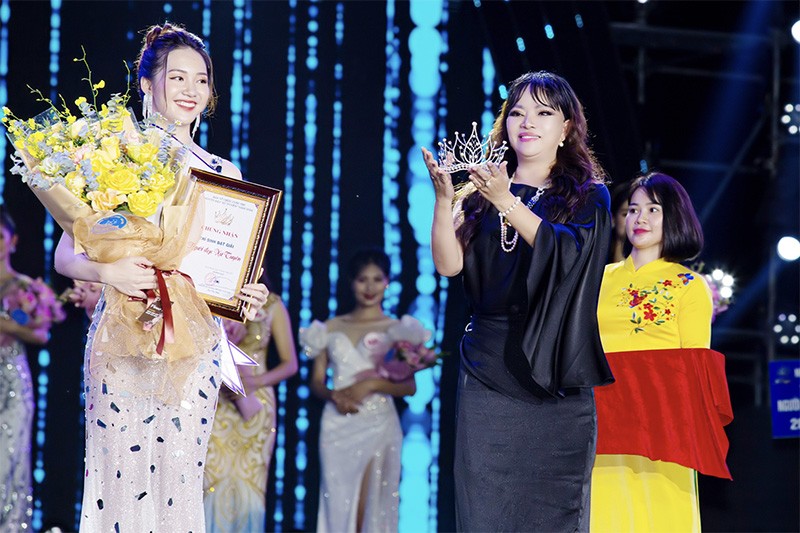Nghệ nhân kim hoàn quốc gia Hồ Thanh Hương mang trên tay vương miện danh giá.