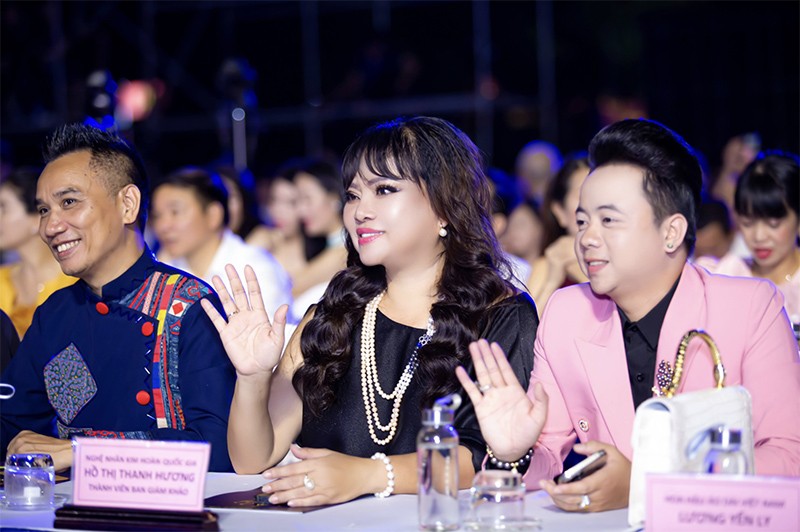 Nhà báo Ngô Bá Lục, nghệ nhân kim hoàn quốc gia Hồ Thanh Hương, ca sĩ Huy Anh – Đại sứ thương hiệu ngọc trai Queen Pearl PQ (từ trái sang phải).