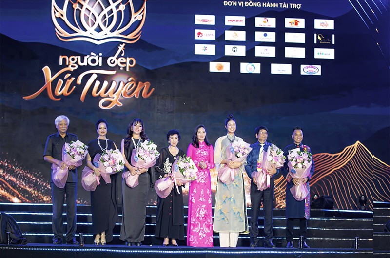 Nghệ nhân kim hoàn quốc gia Hồ Thanh Hương cùng dàn giám khảo quyền lực cuộc thi nhận hoa từ Ban tổ chức.
