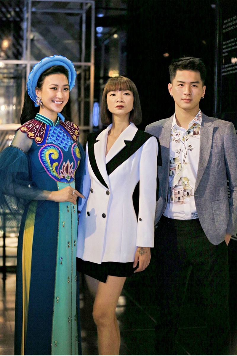Siêu mẫu Hạ Vy (Đứng giữa) cùng Hoa hậu áo dài Việt  Nam Lương Yến Ly và người mẫu Hà Thành.