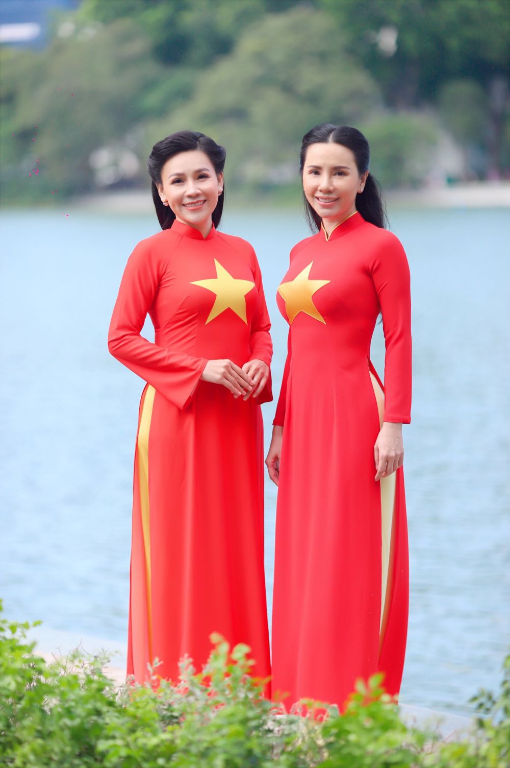 Hoa hậu Châu Ngọc Bích và Hoa hậu Phạm Bích Thủy duyên dáng trong tà áo dài giữa mùa thu tháng 10