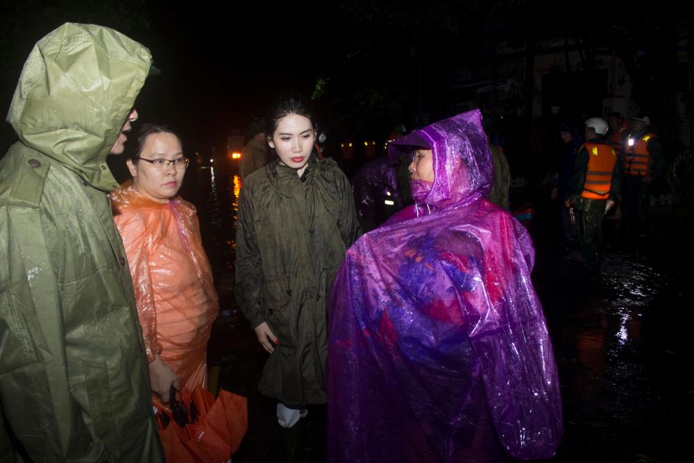 Hoa hậu nhân ái Nguyễn Xuân My vào Quảng Trị cứu trợ người dân vùng lũ