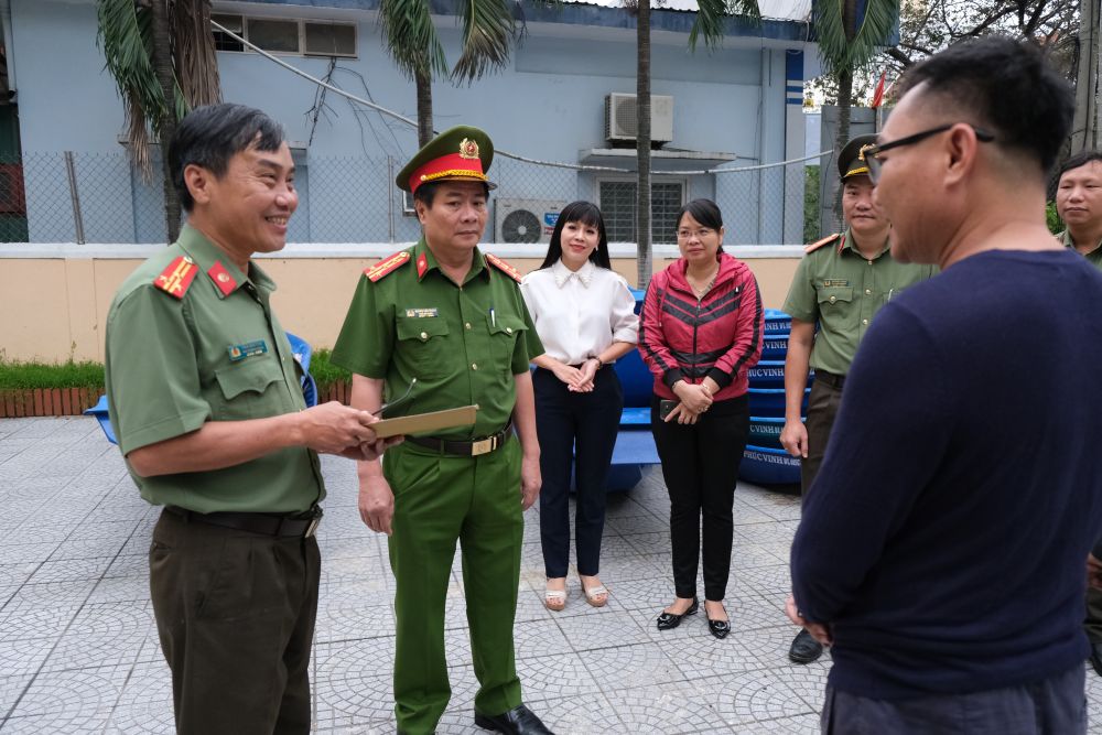 Mang yêu thương đến với bà con vùng mưa lũ miền Trung