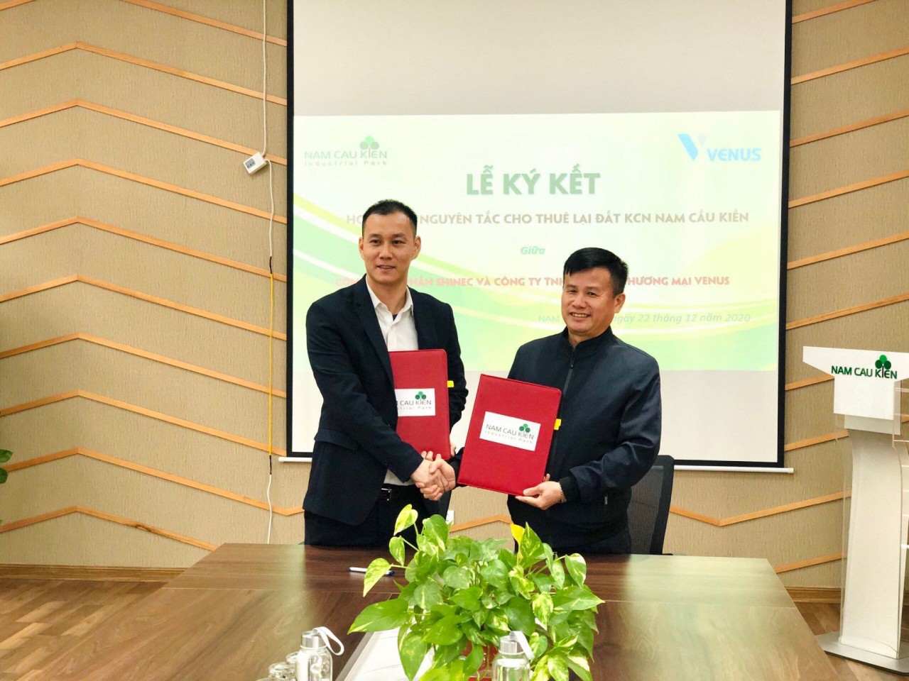 Bất chấp sự ảnh hưởng của dịch Covid-19, doanh nhân Lê Minh Khoa đã xúc tiến việc ký kết thuê quyền sử dụng đất để triển khai xây dựng nhà máy tại Khu công nghiệp Nam Cầu Kiền, Hải Phòng.