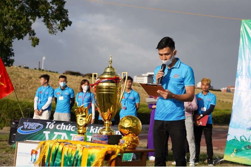 Ông Nguyễn Tiến Dũng – Trưởng Ban tổ chức “Giải bóng đá VNF Open Cup 2021” phát biểu đọc diễn văn Khai mạc
