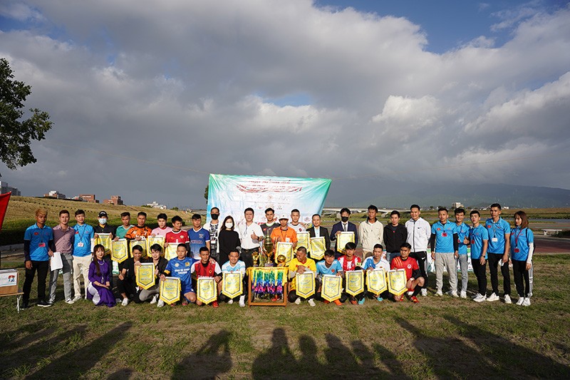 Ban Tổ chức giải chụp hình kỉ niệm cùng với 16 Đội bóng đến từ Khu vực Kyushu – Nhật Bản