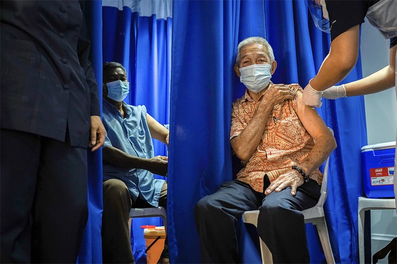 Lý do người lớn tuổi vẫn có thể mắc Covid-19 dù tiêm đủ vaccine?