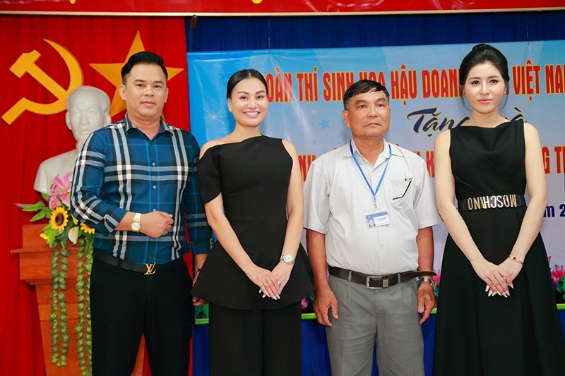 Đại diện BTC và lãnh đạo trường THPT Lê Thành Phương chụp ảnh kỷ niệm.