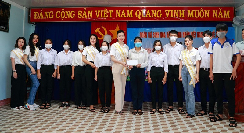 Các thí sinh trao quà cho học sinh nghèo tại Phú Yên.