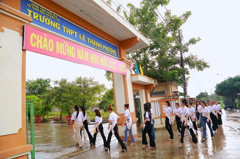 Hoạt động ý nghĩa của các thí sinh Hoa hậu Doanh nhân Việt Nam Quốc tế tại Trường THPT Lê Thanh Phương (Phú Yên).